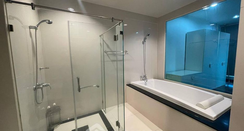 For rent 2 bedrooms condo in Pathum Wan, Bangkok