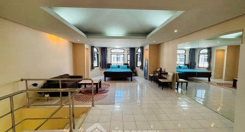 For rent 3 bedrooms townhouse in Watthana, Bangkok