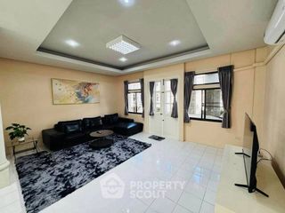 Reihenhaus zur Miete mit 3 Zimmer in Watthana, Bangkok