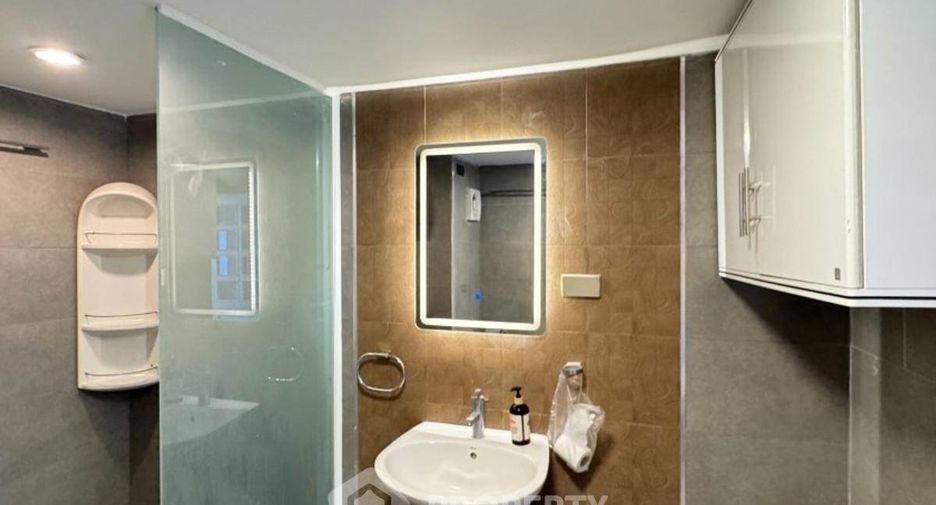For rent 3 bedrooms condo in Huai Khwang, Bangkok
