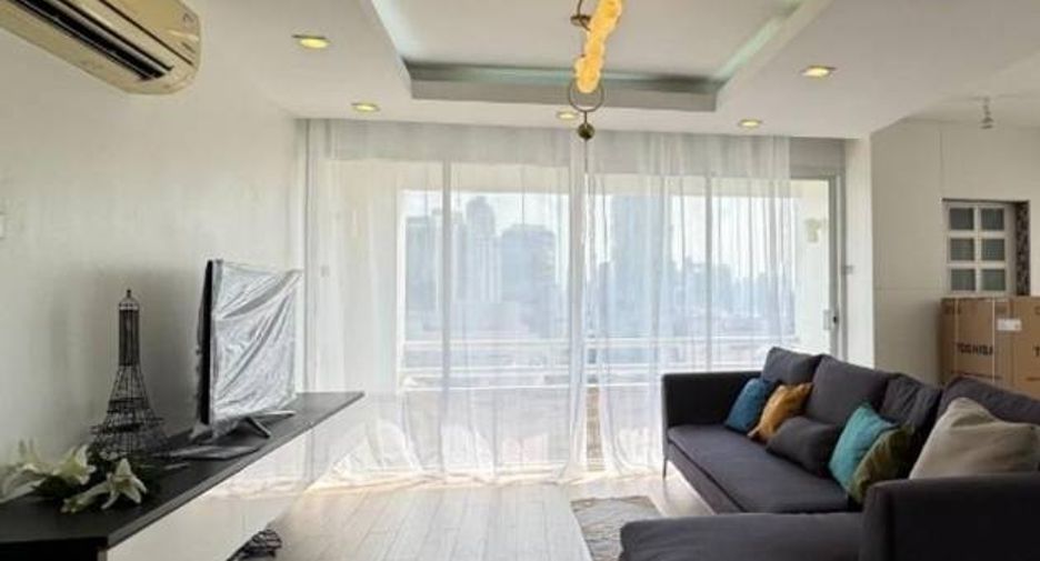 For rent 3 bedrooms condo in Huai Khwang, Bangkok