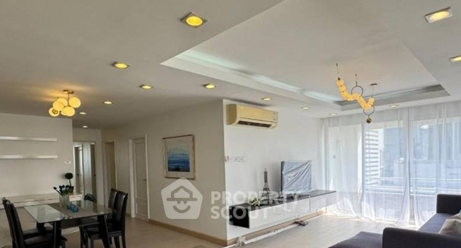 For rent 3 bedrooms condo in Huai Khwang, Bangkok