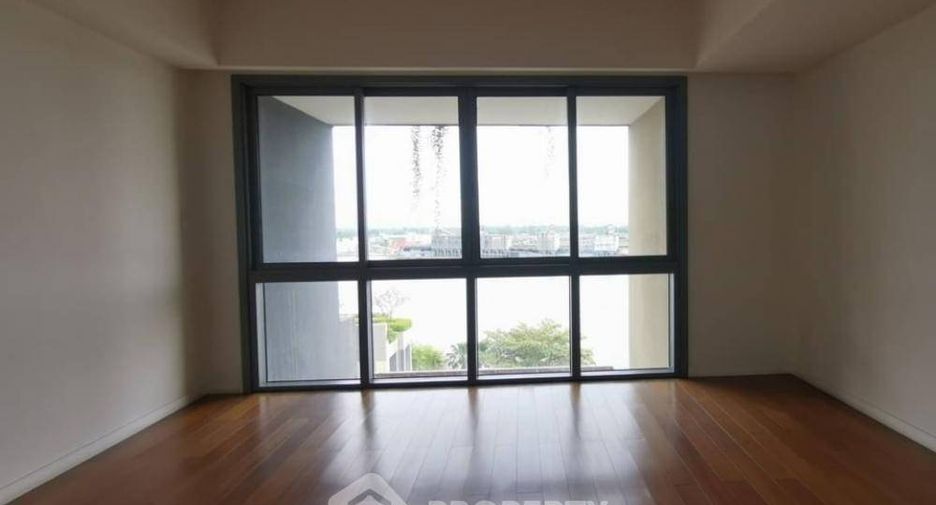 For rent 4 bedrooms condo in Yan Nawa, Bangkok