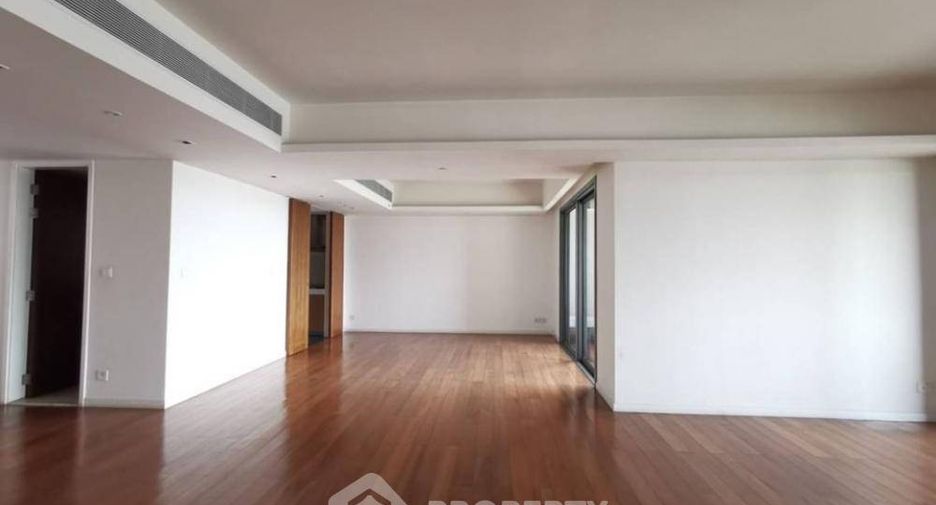For rent 4 bedrooms condo in Yan Nawa, Bangkok