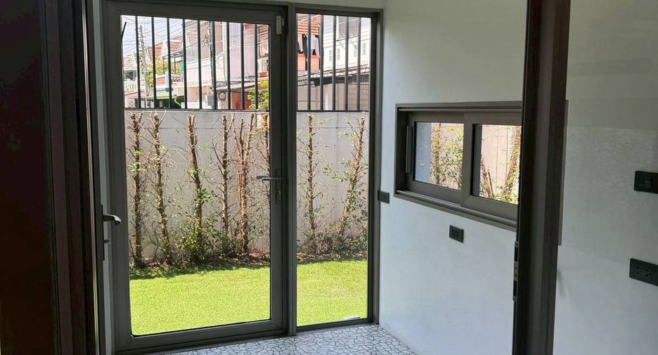 For rent 3 bedrooms townhouse in Chatuchak, Bangkok