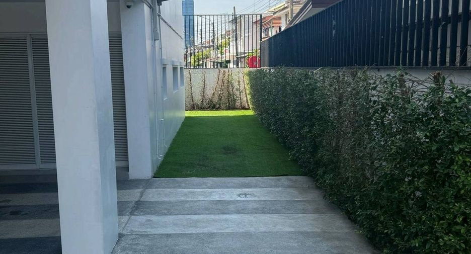 For rent 3 bedrooms townhouse in Chatuchak, Bangkok