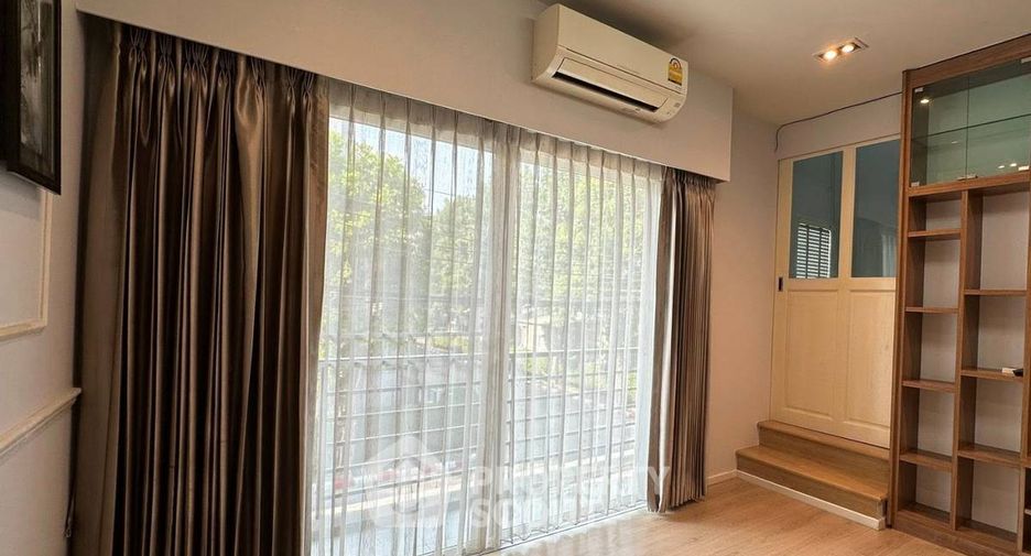For rent 3 bedrooms townhouse in Suan Luang, Bangkok