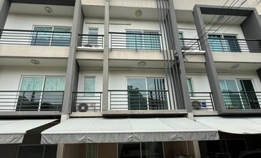 Casa adosada en alquiler de 3 habitaciones en Suan Luang, Bangkok