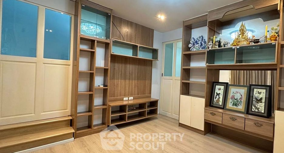 For rent 3 bedrooms townhouse in Suan Luang, Bangkok