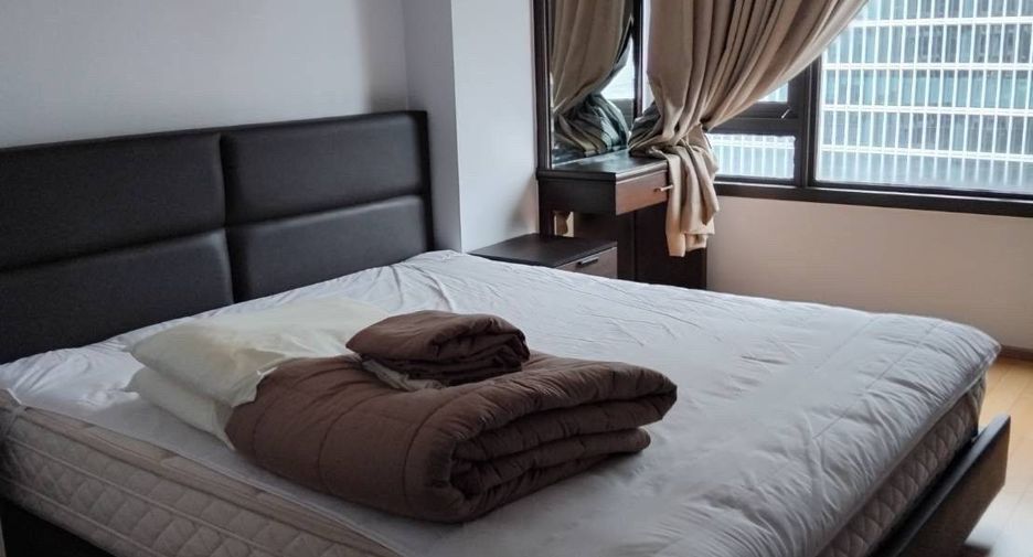 For rent 3 bedrooms condo in Pathum Wan, Bangkok