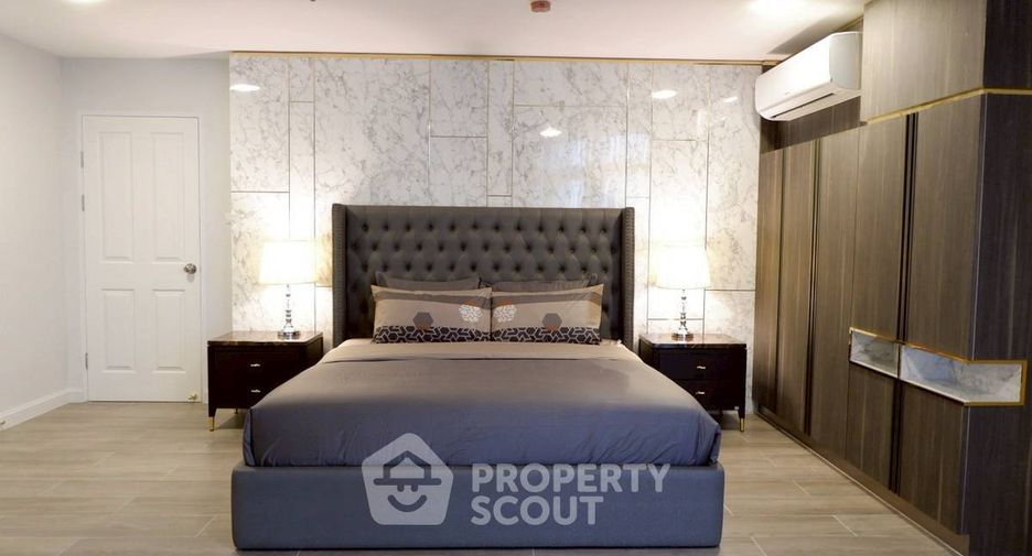 For rent 4 bedrooms condo in Huai Khwang, Bangkok