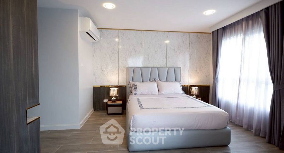 For rent 4 bedrooms condo in Huai Khwang, Bangkok