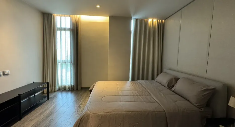 For rent 3 bedrooms condo in Khlong Toei, Bangkok