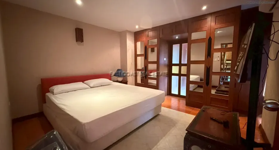 For rent and for sale 4 bedrooms house in Jomtien, Pattaya