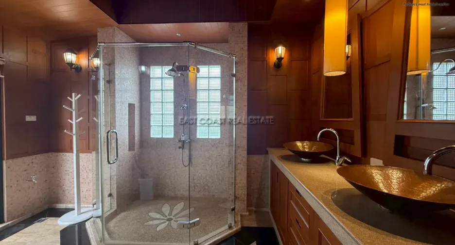 For rent and for sale 4 bedrooms house in Jomtien, Pattaya
