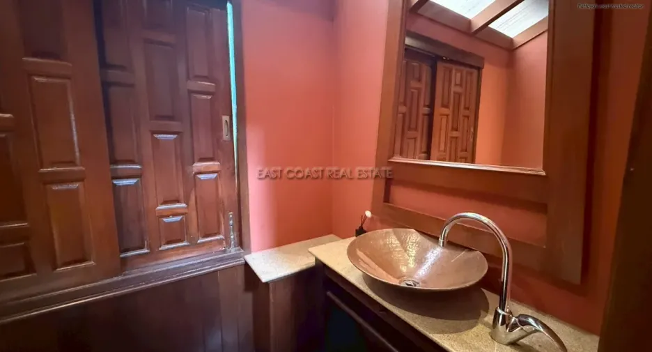 For rent and for sale 4 bedrooms house in Jomtien, Pattaya