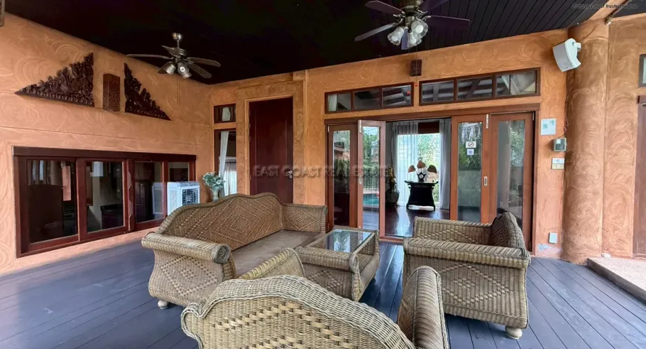 For rent and for sale 4 bedrooms house in Jomtien, Pattaya