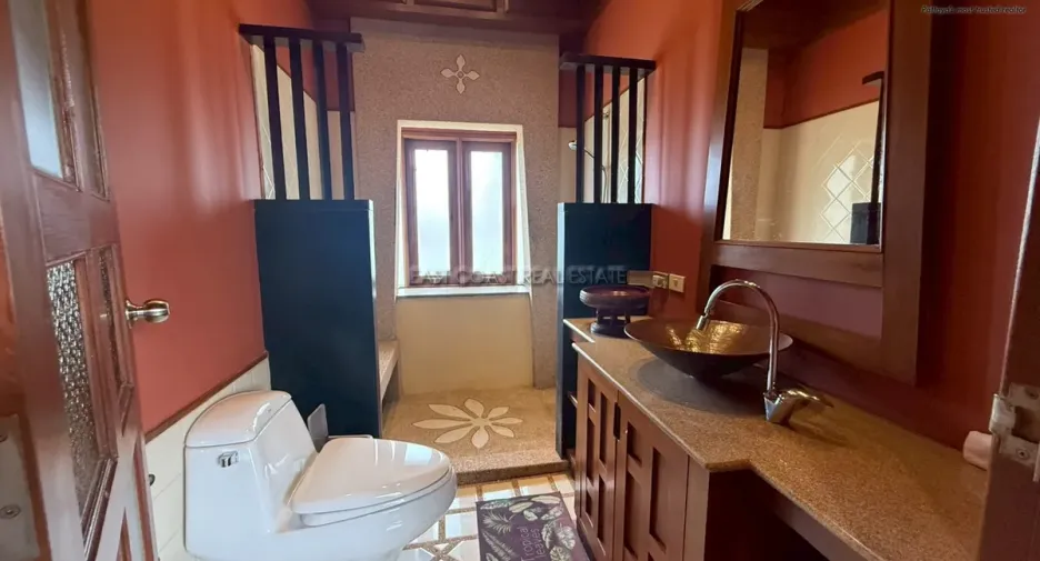 For rent and for sale 4 bedrooms house in Jomtien, Pattaya