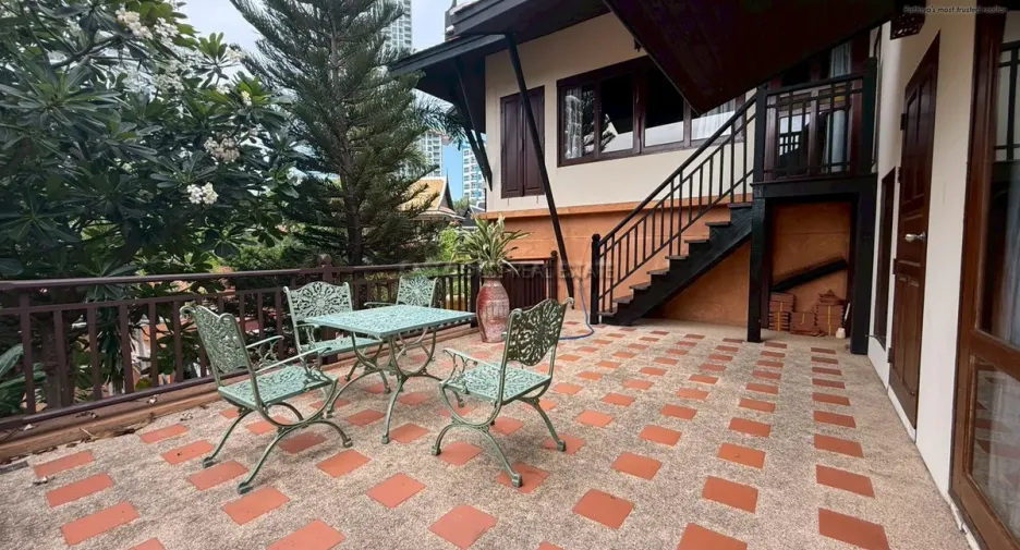 For rent and for sale 4 bedrooms house in Jomtien, Pattaya