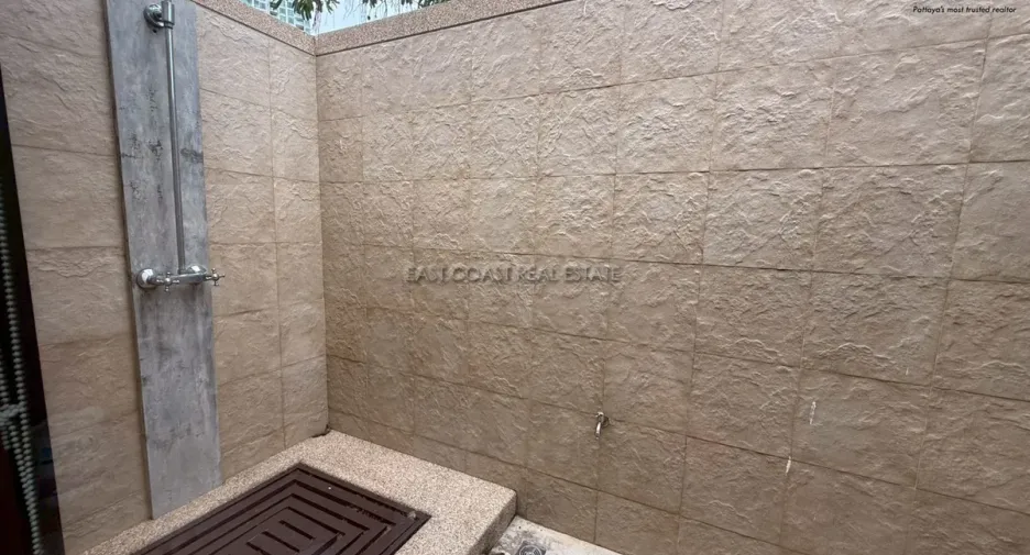For rent and for sale 4 bedrooms house in Jomtien, Pattaya