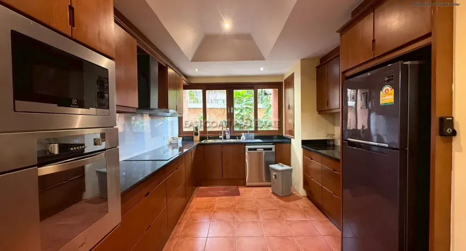 For rent and for sale 4 bedrooms house in Jomtien, Pattaya