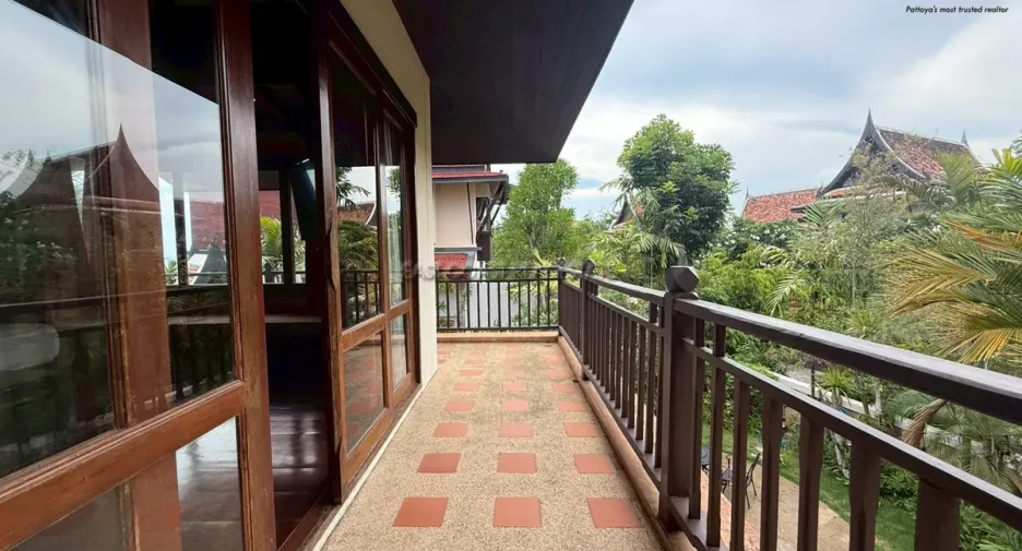 For rent and for sale 4 bedrooms house in Jomtien, Pattaya