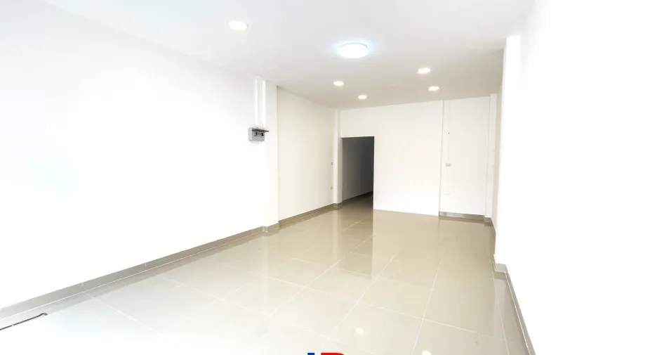 For sale 2 bedrooms retail Space in Sam Phran, Nakhon Pathom