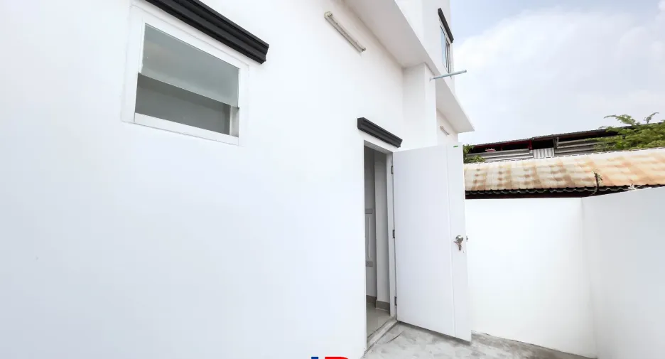 For sale 2 bedrooms retail Space in Sam Phran, Nakhon Pathom