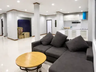 出租 5 卧室 独立屋 在 Mueang Pathum Thani, Pathum Thani