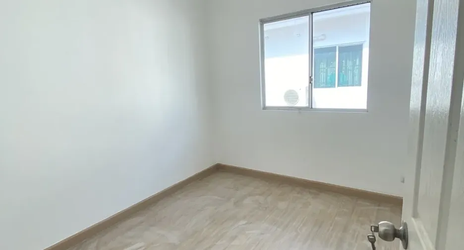 Casa adosada en venta de 3 habitaciones en Sam Phran, Nakhon Pathom