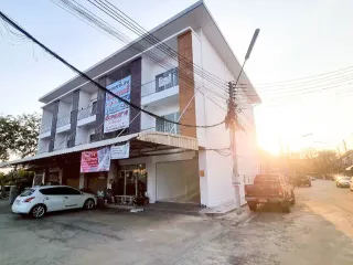 出售 2 卧室 联排别墅 在 Sam Phran, Nakhon Pathom