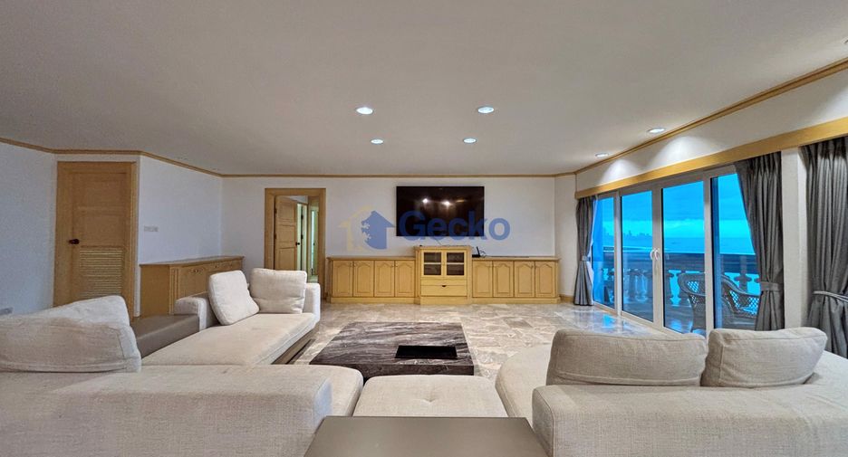 For rent 3 bedrooms condo in North Pattaya, Pattaya
