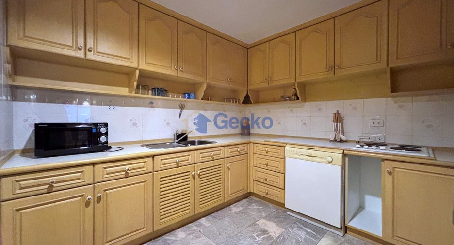 For rent 3 bedrooms condo in North Pattaya, Pattaya