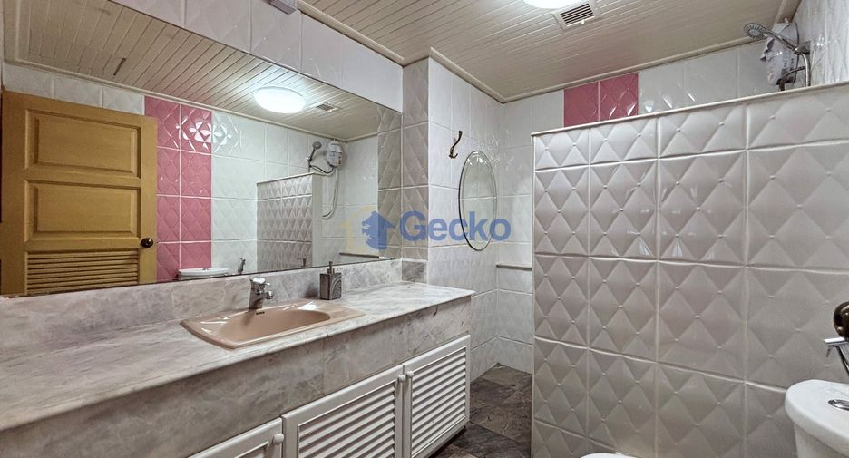 For rent 3 bedrooms condo in North Pattaya, Pattaya