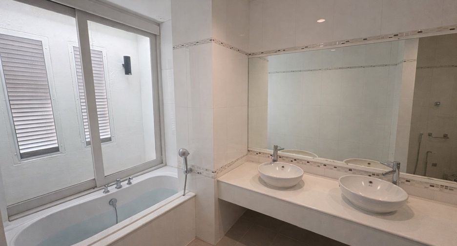 For sale 4 bedrooms house in Suan Luang, Bangkok