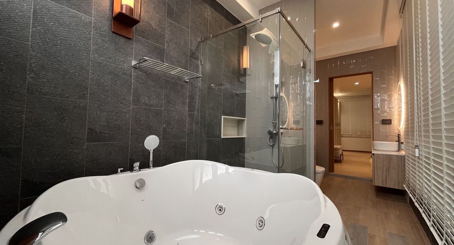 For rent 3 bedrooms townhouse in Huai Khwang, Bangkok