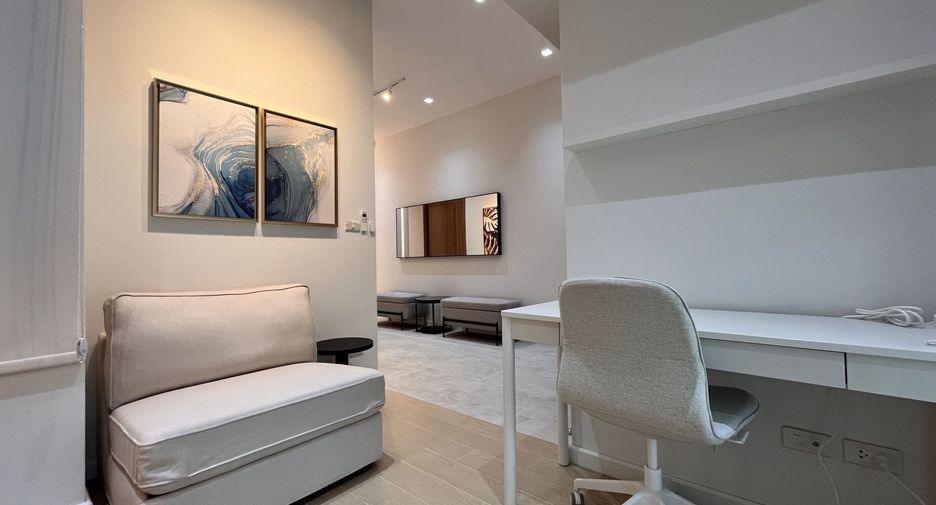 For rent 3 bedrooms townhouse in Huai Khwang, Bangkok
