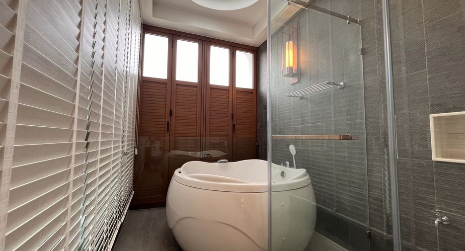 For rent 3 bedrooms townhouse in Huai Khwang, Bangkok
