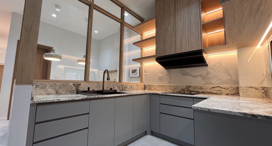 For rent 3 bedrooms townhouse in Huai Khwang, Bangkok