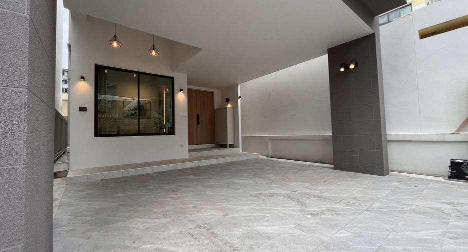 For rent 3 bedrooms townhouse in Huai Khwang, Bangkok