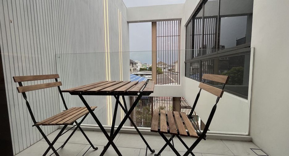 For rent 3 bedrooms townhouse in Huai Khwang, Bangkok