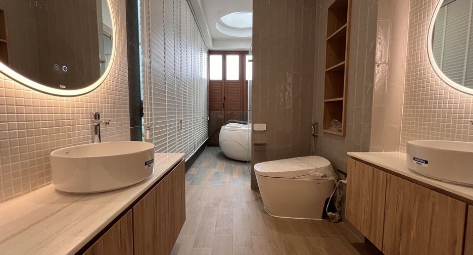 For rent 3 bedrooms townhouse in Huai Khwang, Bangkok