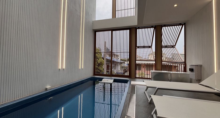 For rent 3 bedrooms townhouse in Huai Khwang, Bangkok