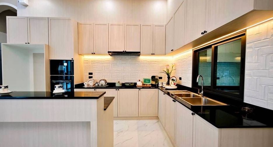 À vendre 4 chambres villa à East Pattaya, Pattaya