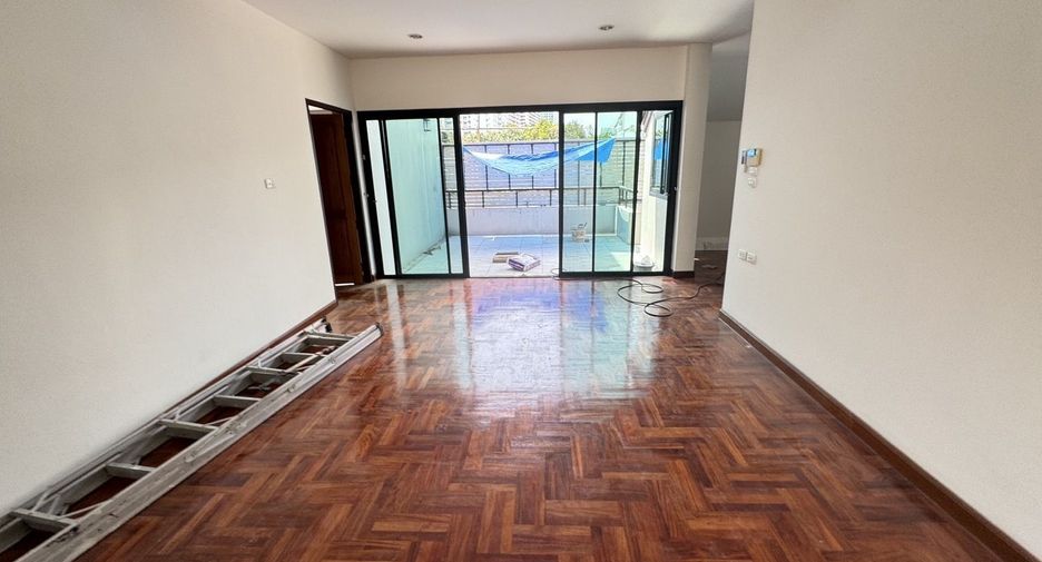 Casa en alquiler de 4 habitaciones en Watthana, Bangkok