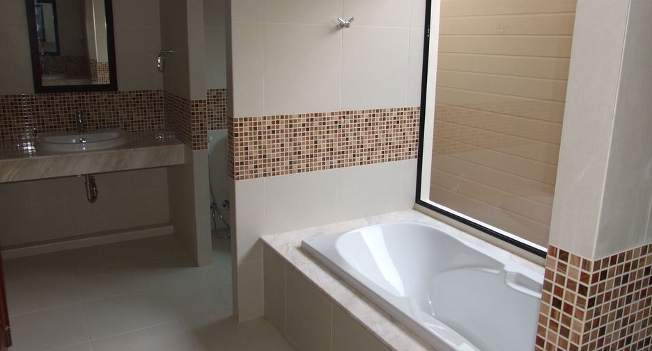 Casa en alquiler de 4 habitaciones en Watthana, Bangkok