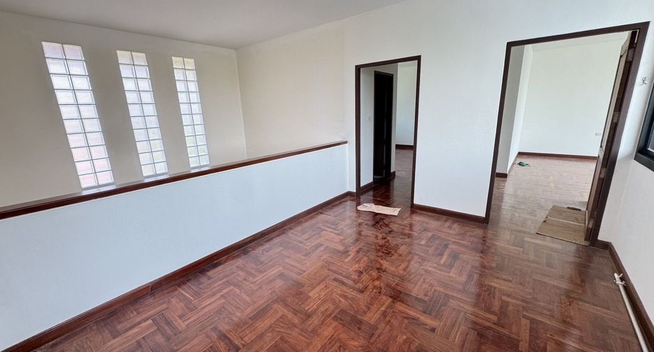 Casa en alquiler de 4 habitaciones en Watthana, Bangkok
