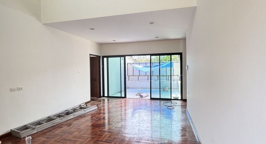 Casa en alquiler de 4 habitaciones en Watthana, Bangkok
