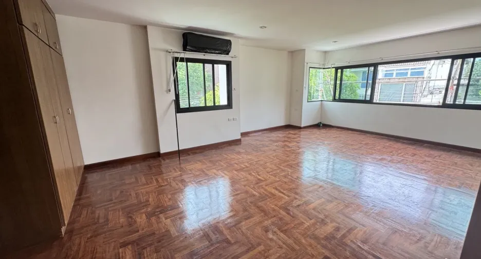 Casa en alquiler de 4 habitaciones en Watthana, Bangkok