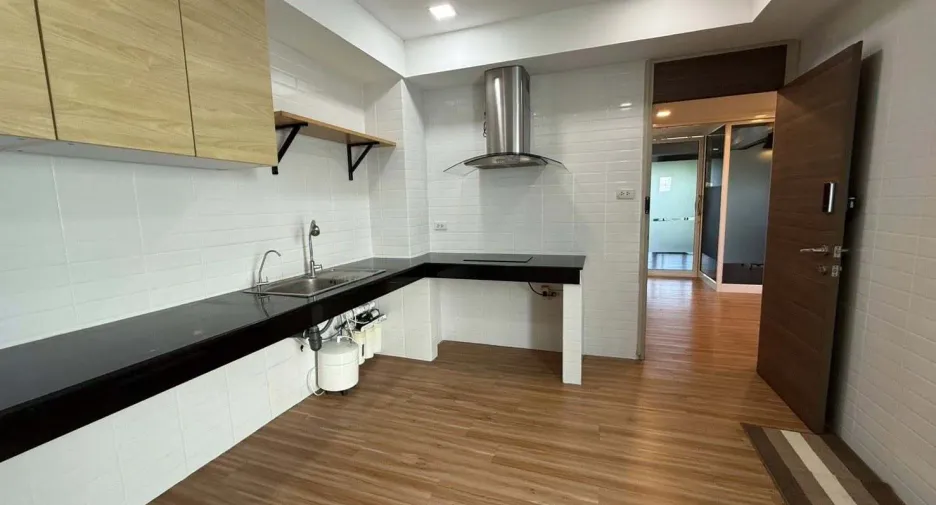 For sale and for rent office in Yan Nawa, Bangkok